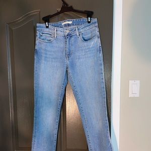 712 Levi’s Jeans